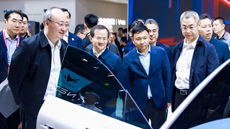 市委書記尹力、市長(zhǎng)殷勇來(lái)到北汽展臺(tái)