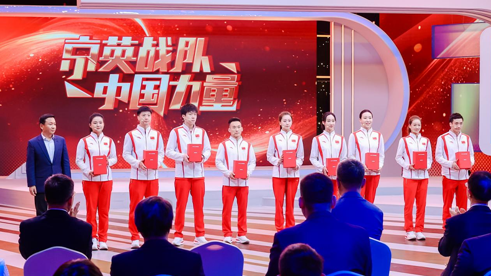 冠軍實力 品質(zhì)北汽  北汽集團(tuán)14輛享界S9禮贈奧運英雄 致敬“新時代中國力量”